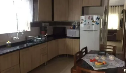 Imperdível: Casa térrea a venda com 02 dormitórios grandes + edícula com 01 suíte grande