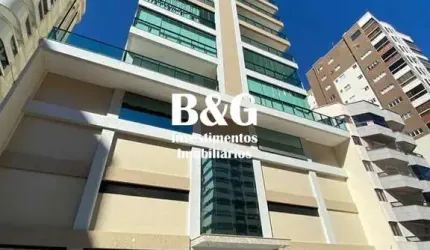 Apartamento amplo com 3 suítes a 150m da praia no coração da Meia Praia.