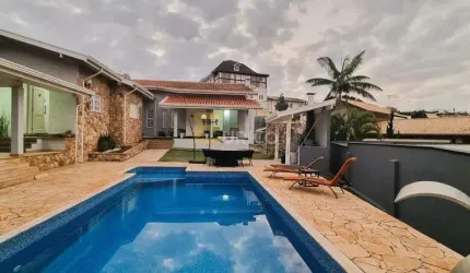 Casa térrea a venda , três quartos sendo uma suíte, piscina no Condomínio Vista Alegre Sede em Vinhedo.