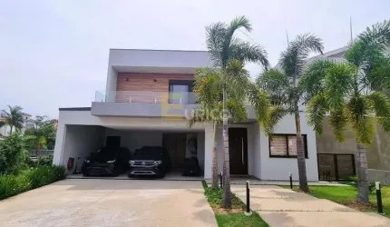Sobrado a venda em condomínio central, três suítes, dois quartos no térreo, piscina aquecida no Condomínio Terras de Vinhedo-São Paulo.