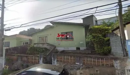 Terreno com generosos 303 m², acompanhado por uma casa antiga, em um terreno em aclive.