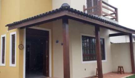 Sobrado com 3 dormitórios a 300m da praia à venda ou locação definitiva na Martim de Sá, em Caraguatatuba.