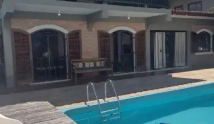 Sobrado com piscina a venda com 5 dormitórios , há 50m da praia.