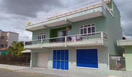 CASA EM CAMBORIÚ.