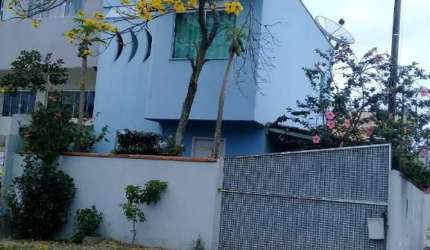 Sobrado no Centro de Camboriú com 02 suítes
