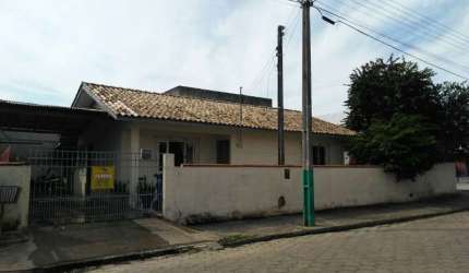 Ótima Casa em Camboriú com 03 dormitórios