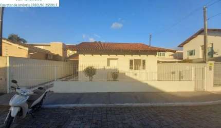 Linda Casa no Centro de Camboriú amplo terreno 12x25m 3 vagas de garagem