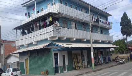 Prédio a venda com 10 apartamentos e 02 Salas comerciais.
