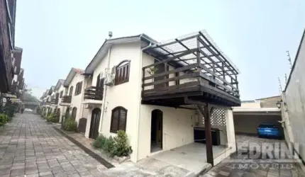 Casa em condomínio fechado com 3 quartos para alugar na Tristeza, Porto Alegre  por R$ 3.300