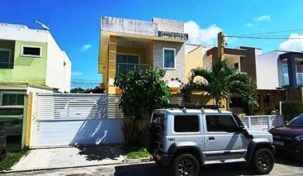 Bem localizada com 3 suítes, piscina privativa e energia solar.