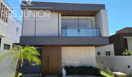 Casa Nova com 4 quartos (3 suítes) e piscina privativa.