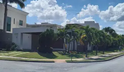 Alphaville I, casa térrea com 420 m² de terreno.