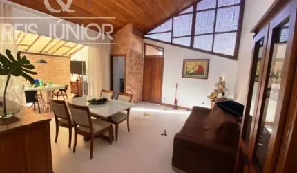 Casa térrea com  2 suítes e estrutura de lazer e segurança.