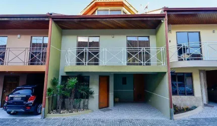 Sobrado com 3 dormitórios à venda, 180 m² por R$ 745.000,00 - Novo Mundo - Curitiba/PR