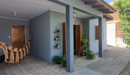 Casa térrea com 2 dormitórios e pátio grande no bairro Mathias Velho em Canoas