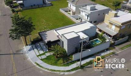 Casa com 3 suítes e piscina no Condomínio Terras do Vale