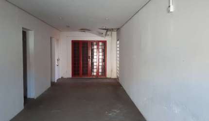 IMÓVEL COMERCIAL COM AMPLAS POSSIBILIDADES DE USO NO CENTRO