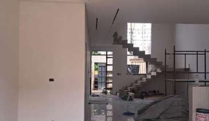 SOBRADO NOVO NO VILLA BRANCA EM FASE DE ACABAMENTO
