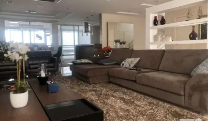 Casa com Piscina e 4 Quartos e Suítes na Pedra Branca