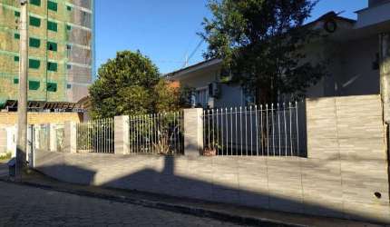 Casa com 4 Dormitórios Sendo 1 Suíte