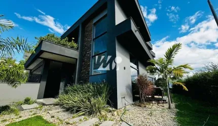 Casa com Piscina e 3 Quartos e Suítes na Pedra Branca