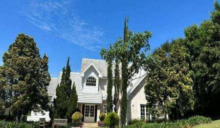 Casa de 556 m com grande área verde e quadra de tênis
