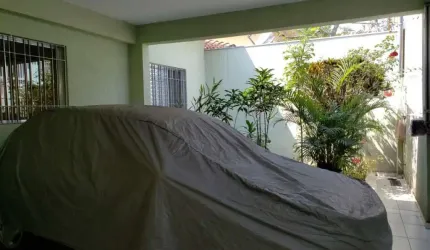 CASA TÉRREA SEMI-NOVA, LOCALIZADA  EM RUA FECHADA COM SEGURANÇA 24 HORAS.