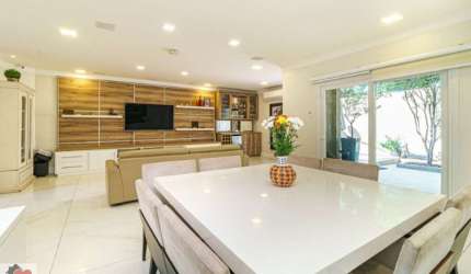 Casa de Condomínio com 4 Quartos, 3 Suítes, 5 banheiros à Venda, 237 m² por R$ 2.400.000