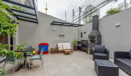 Casa semi-nova com 03 suítes, Quintal grande, excelente localização.
