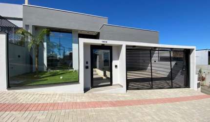 Casa nova, plana, com piscina.