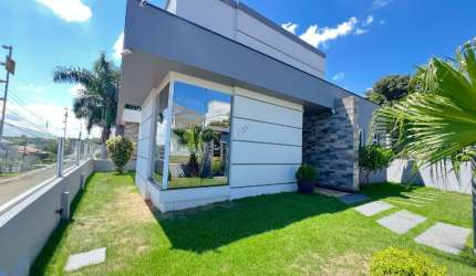 Linda casa com piscina e salão de festas