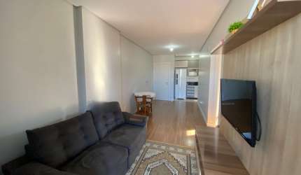 Belíssimo apto com 02 quartos, mobiliado e no centrão.