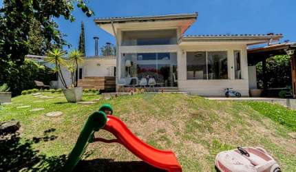 'Luxo Moderno: Casa Exclusiva na Granja Viana'