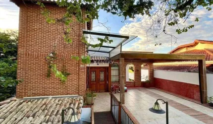 Casa à venda com 4 dormitórios sendo 3 suítes, integrado a natureza muita privacidade em condomínio fechado as margens da rodovia a 25 minutos de SP.