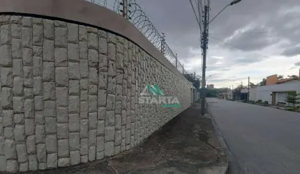 Casa com duas frentes para fins comerciais