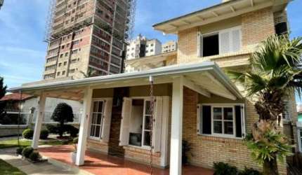 Casa 3 Dormitórios à venda no Bairro Centro com 189 m² de área privativa - 2 vagas de garagem