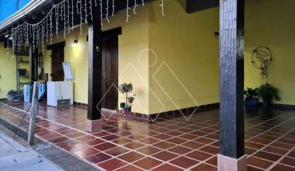 Casa assobradada com 4 quartos (1 suíte) e piscina, no Jd Champagnat e próximo do Com-Tour Shopping