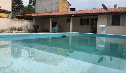 Compre casa com 2 suítes, edícula, varanda gourmet, área verde e piscina no jardim gaivotas em Caraguatatuba Sp