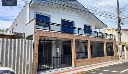 sobrado com 3 apartamentos.
