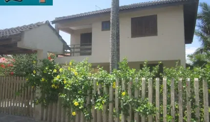 Lindo sobrado a 50 metros da praia