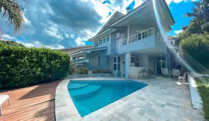 Casa espaçosa mobiliada disponível para locação e venda em Alphaville