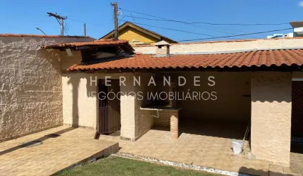 Casa à venda com 2 dormitórios, área gourmet, jardim com espaço para piscina e 4 vagas de garagem no Centro Santana de Parnaíba
