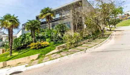 Casa de luxo à venda em Tamboré, Santana de Parnaíba-SP: 5 quartos, 5 suítes, 3 salas, 8 banheiros, 2 vagas, 550m². Venha conhecer!