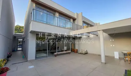 Excelente oportunidade: Casa em condomínio à venda ou locação em Tamboré, Santana de Parnaíba-SP! 3 quartos, 3 suítes, 2 salas, 2 vagas, 200m².