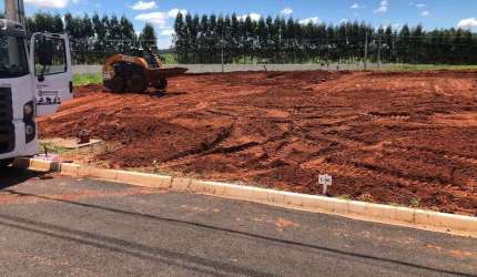 Terreno com terraplanagem pronta no condomínio fechado Villa de Leon II