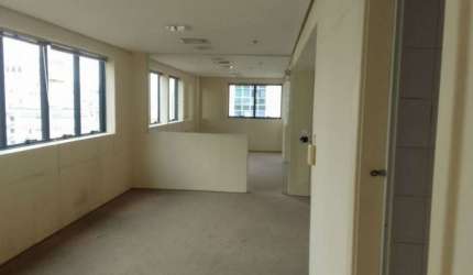 Cj comercial na região da Paulista, 3 salas, 5 banheiros, ar cond., 3 vagas. Próximo metrô Paulista