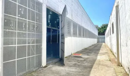 Lindo Galpão  próximo ao CEAGESP, para utilização em armazenagem, logística ou serviços.