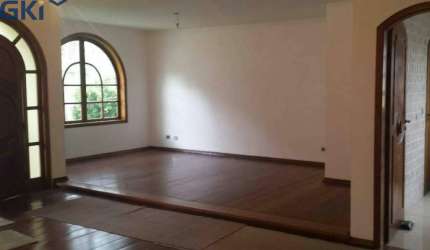 Casa com 450m2, 4 dorm. (2 suítes) e 8 vagas