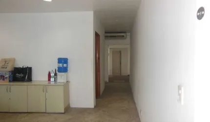 Prédio comercial, 350 m² AC, 10 salas, 6 banheiros