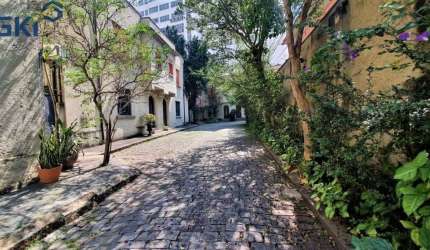 Casa de vila p/ locação, 6 salas, banheiro, condomínio tombado. Próximo a FAAP.